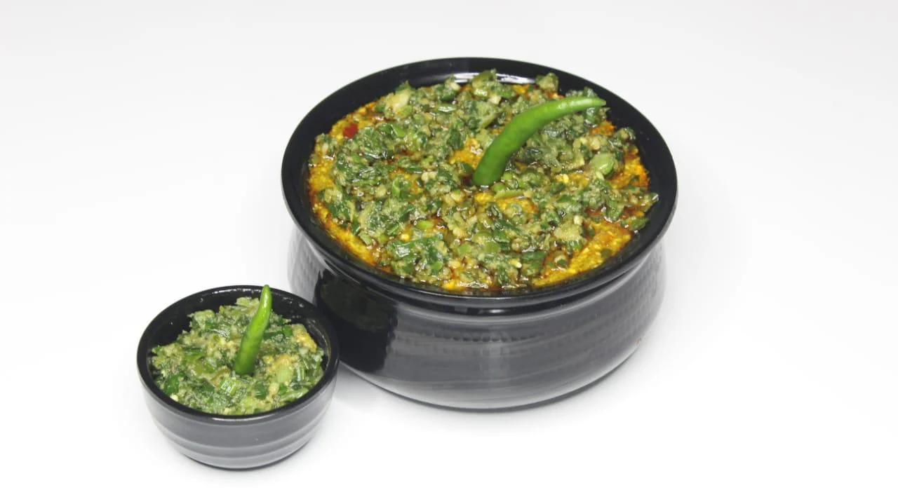 Green Mattho served in black handi bowls